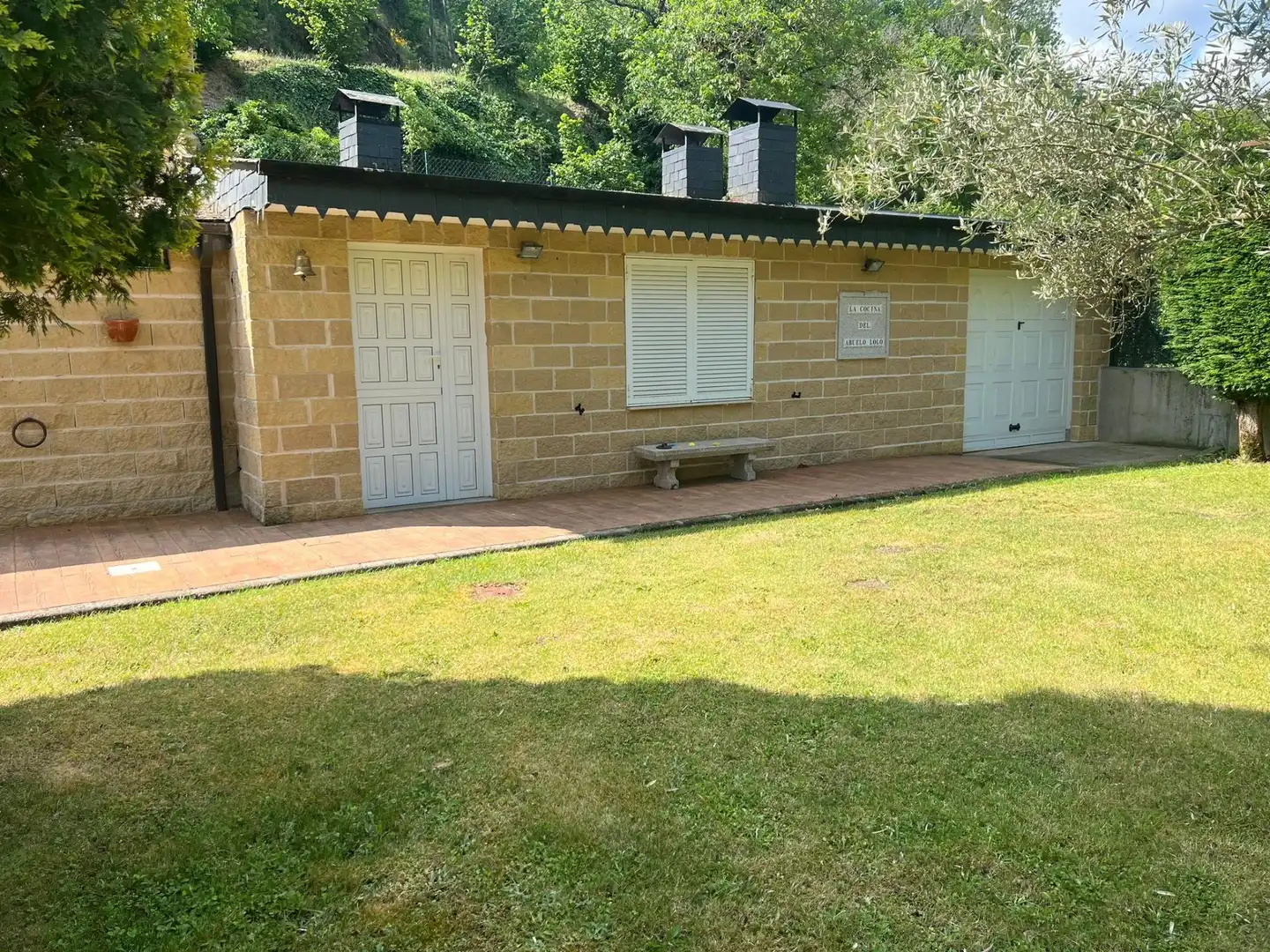 Vista exterior de Casa o xalet en venda en Ponferrada amb Jardí privat i Moblat