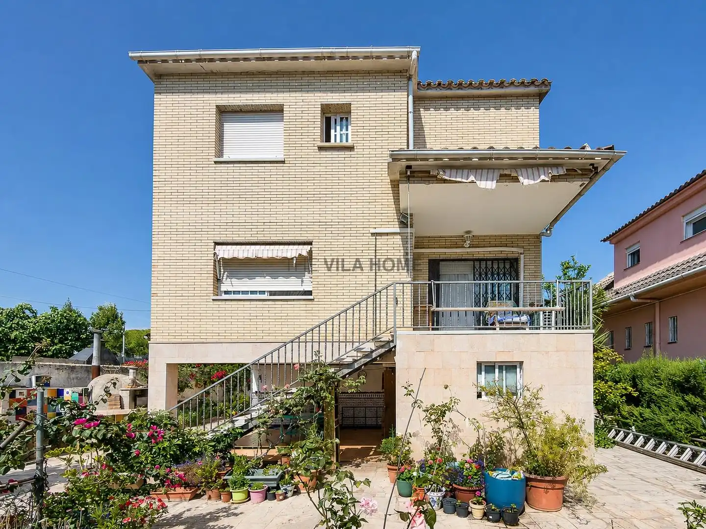 Vista exterior de Finca rústica en venda en Vilanova i la Geltrú amb Aire condicionat