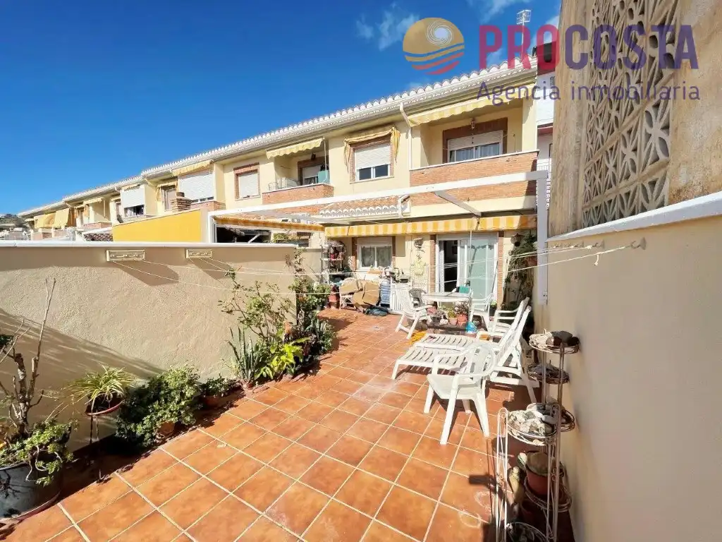 Vista exterior de Casa adosada en venta en Almuñécar con Terraza