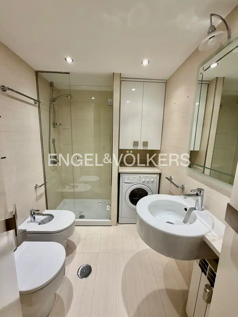 Bathroom of Flat for rent in Madrid  with Air Conditioner and Heating