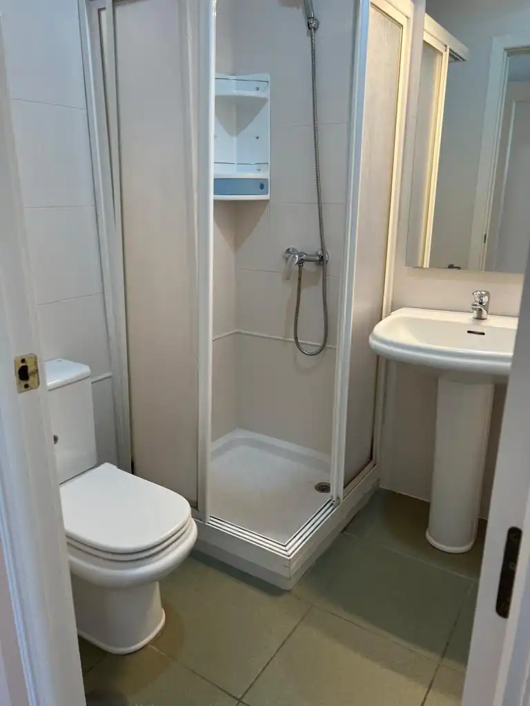 Baño de Apartamento de alquiler en Rota con Jardín privado, Terraza y Amueblado
