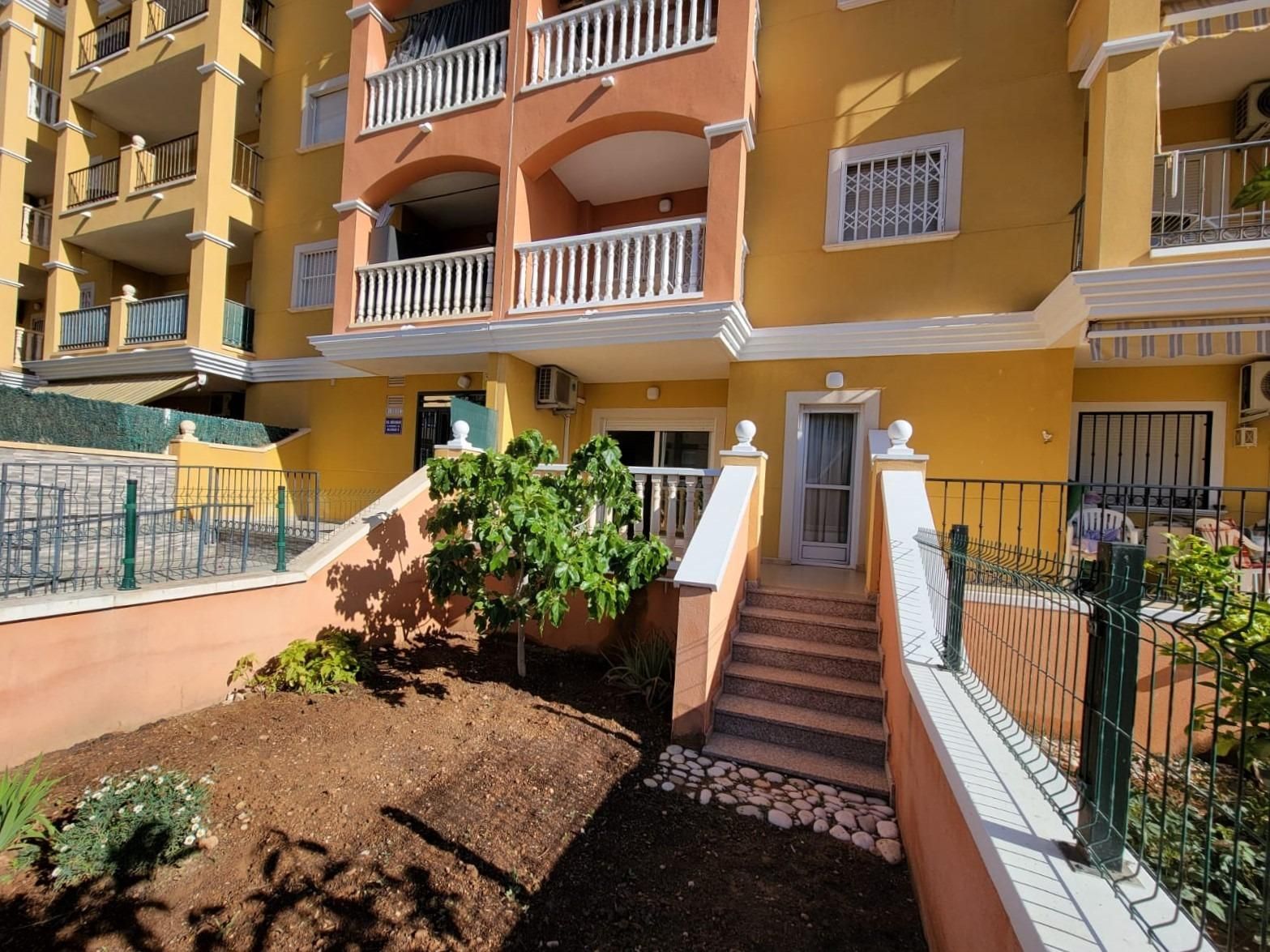 Vista exterior de Planta baixa en venda en Torrevieja amb Aire condicionat, Calefacció i Jardí privat