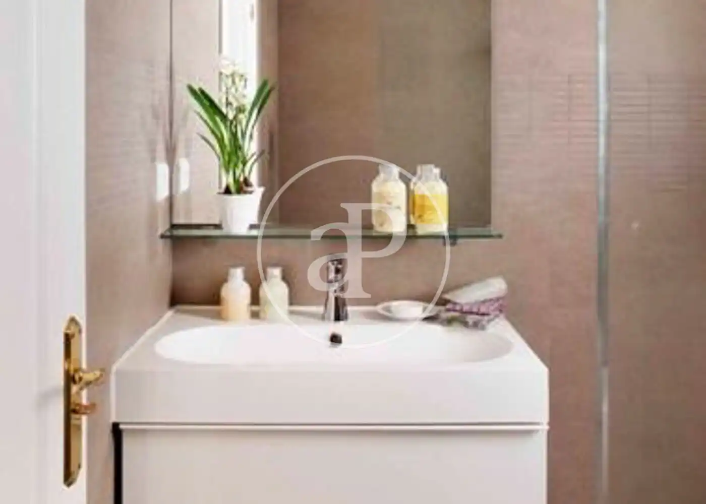 Bathroom of Flat for rent in Madrid  with Air Conditioner, Heating and Private garden