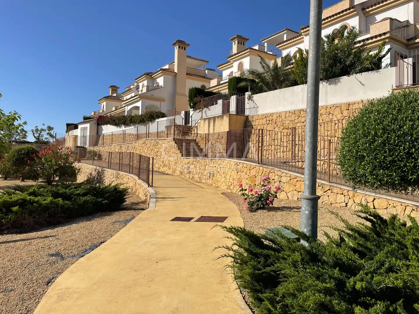 Vista exterior de Casa adosada de lloguer en Polop amb Balcó i Piscina comunitària