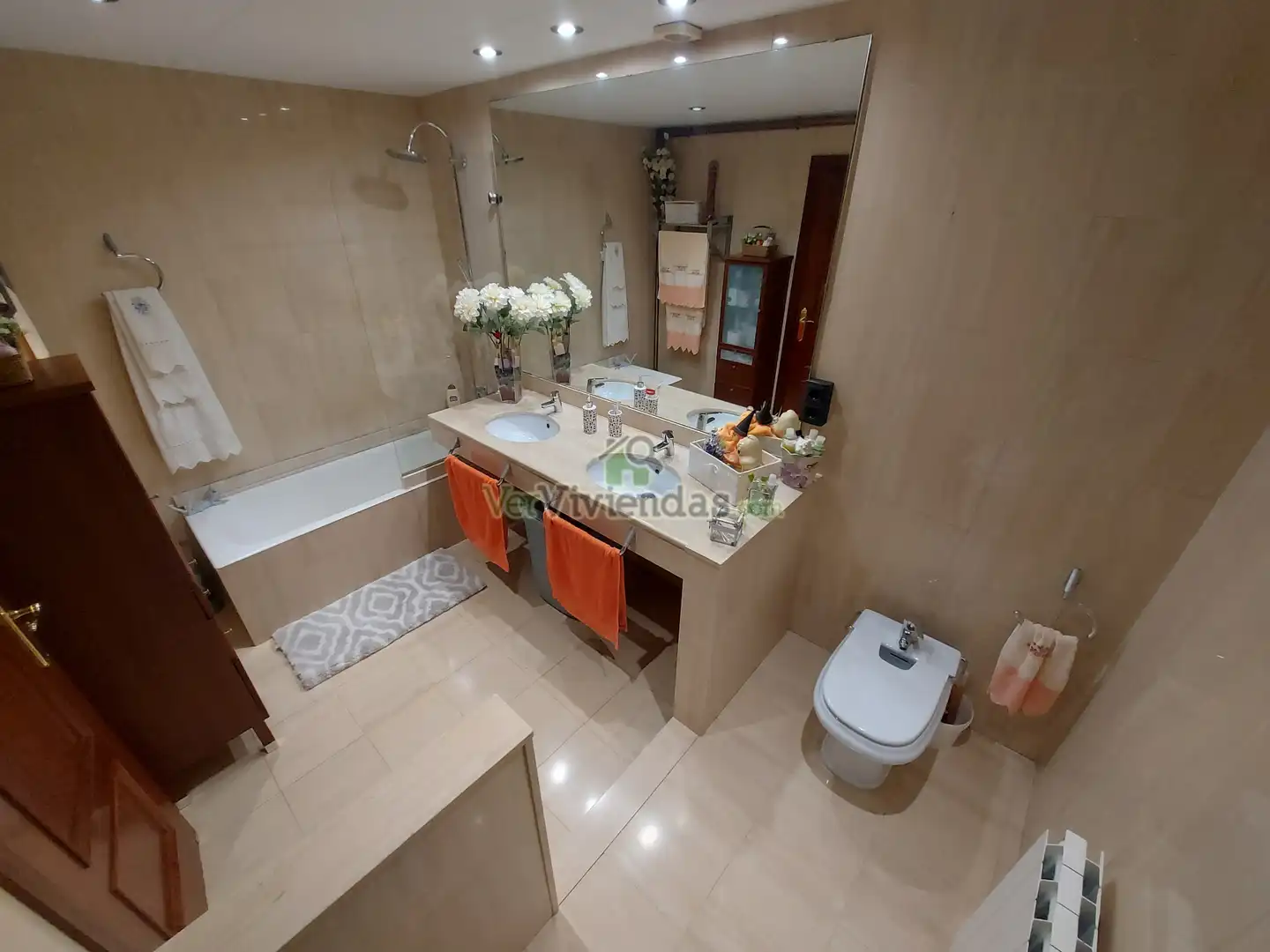 Baño de Casa adosada en venta en Sant Llorenç d'Hortons con Aire acondicionado, Calefacción y Jardín privado