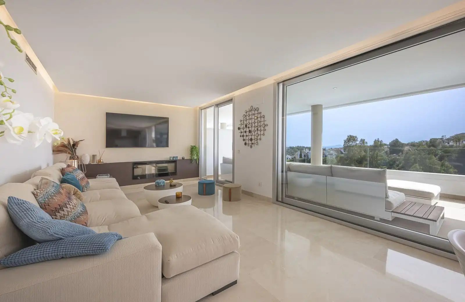 Sala de estar de Dúplex en venta en Benahavís con Aire acondicionado, Terraza y Trastero