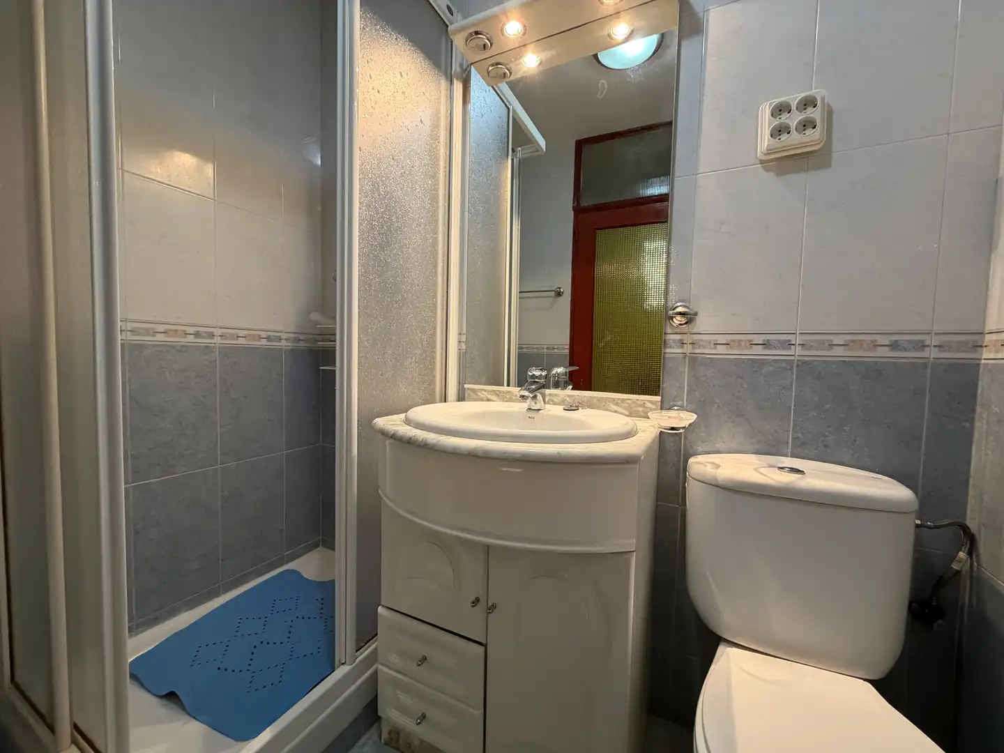 Bathroom of Flat for sale in Madrid  with Air Conditioner, Heating and Furnished