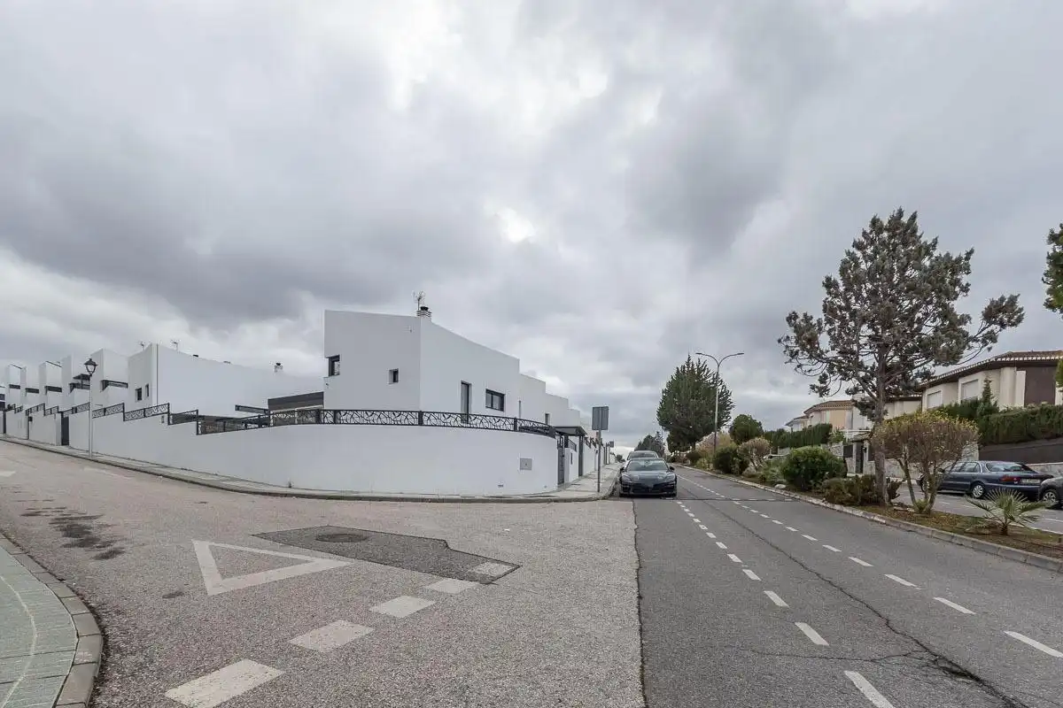 Vista exterior de Casa adosada en venta en Albolote con Jardín privado, Piscina y Alarma