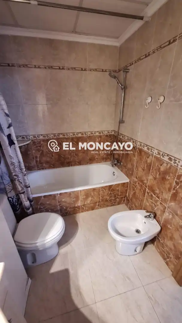 Baño de Apartamento en venta en Guardamar del Segura con Calefacción, Terraza y Piscina comunitaria