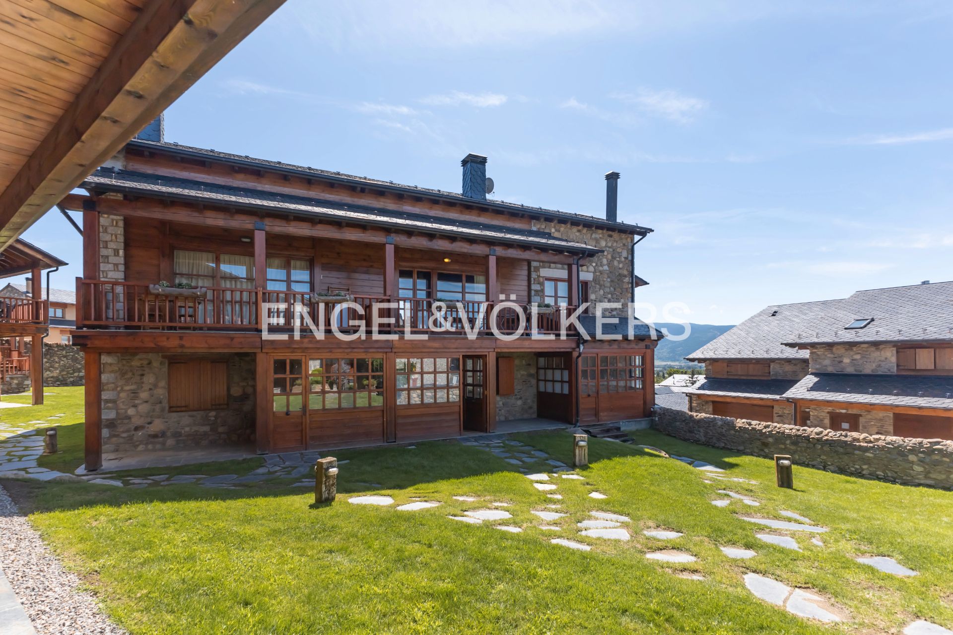 Exterior view of Single-family semi-detached for sale in Guils de Cerdanya  with Heating, Parquet flooring and Terrace