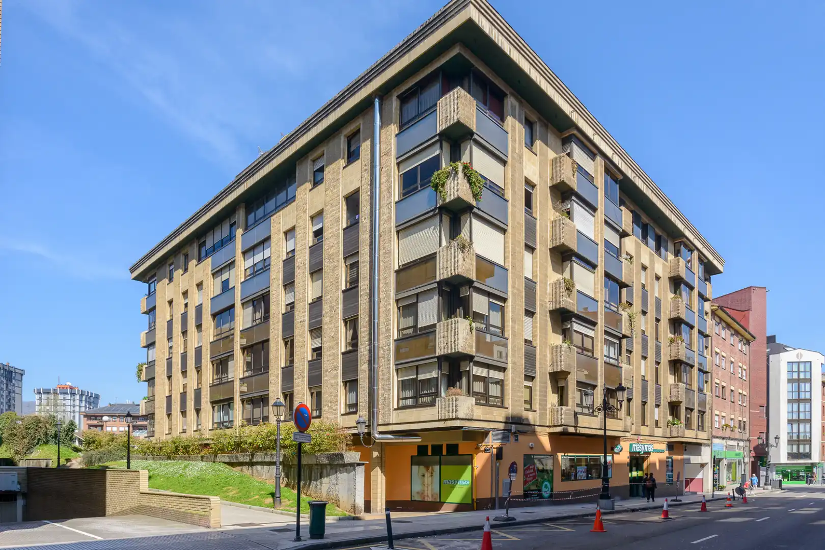 Vista exterior de Dúplex en venda en Oviedo  amb Calefacció, Parquet i Traster