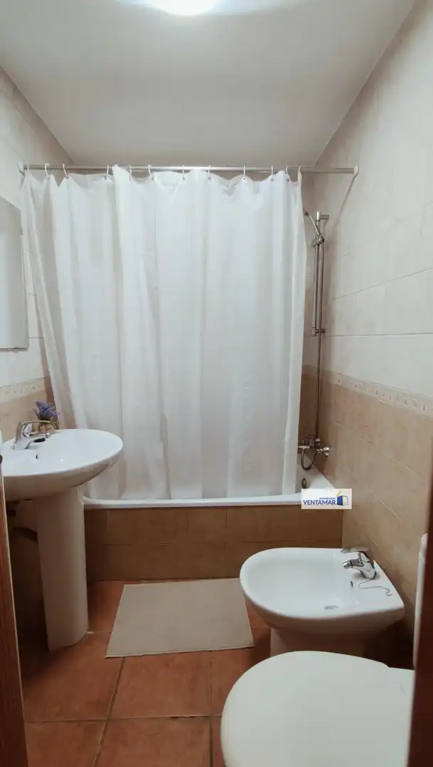 Badezimmer von Erdgeschoss zum Verkauf in San Roque mit Klimaanlage und Möbliert