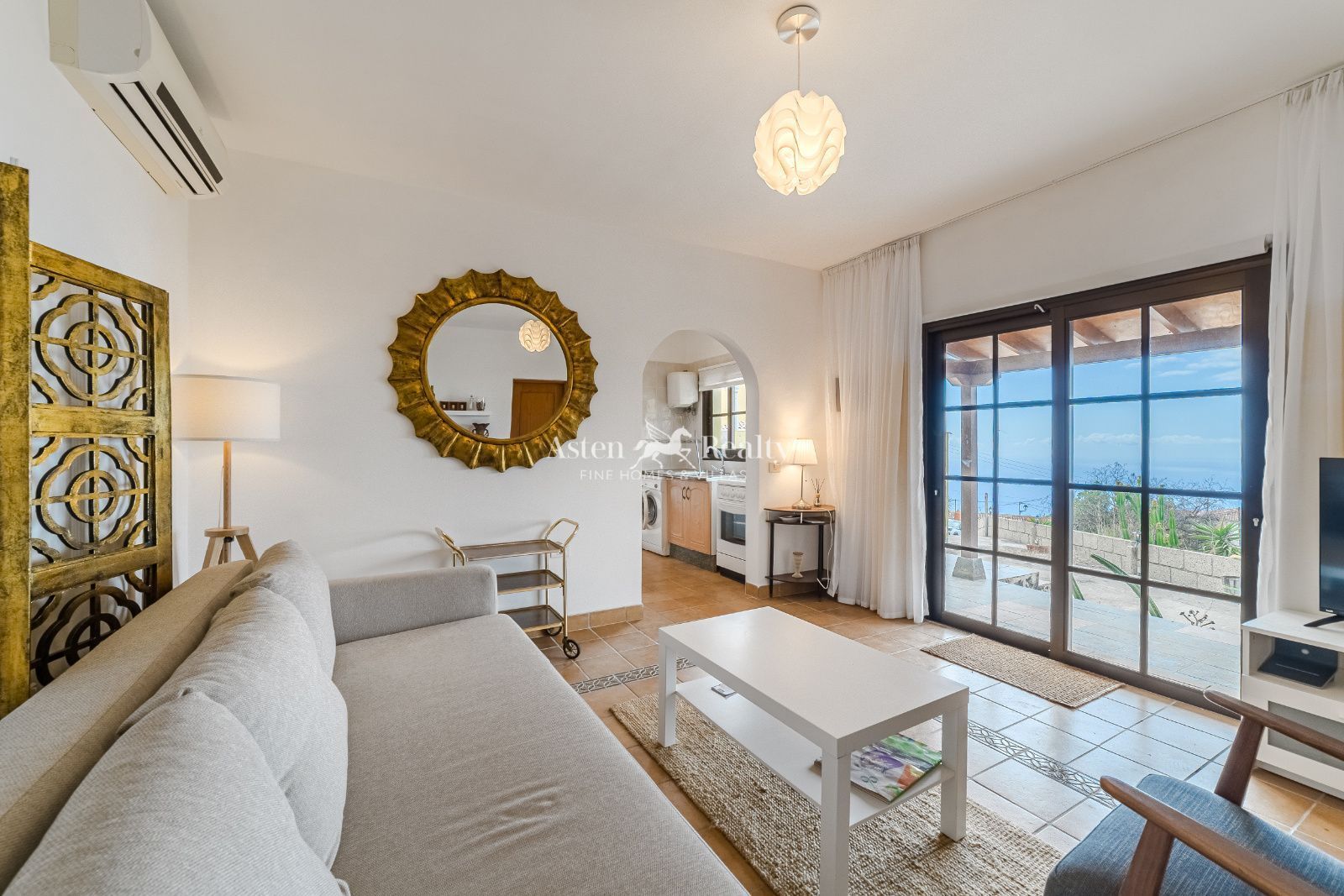 Sala d'estar de Casa o xalet en venda en Guía de Isora amb Terrassa, Traster i Moblat