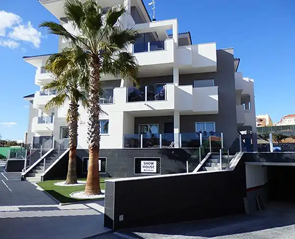 Vista exterior de Pis en venda en Orihuela amb Aire condicionat, Terrassa i Piscina
