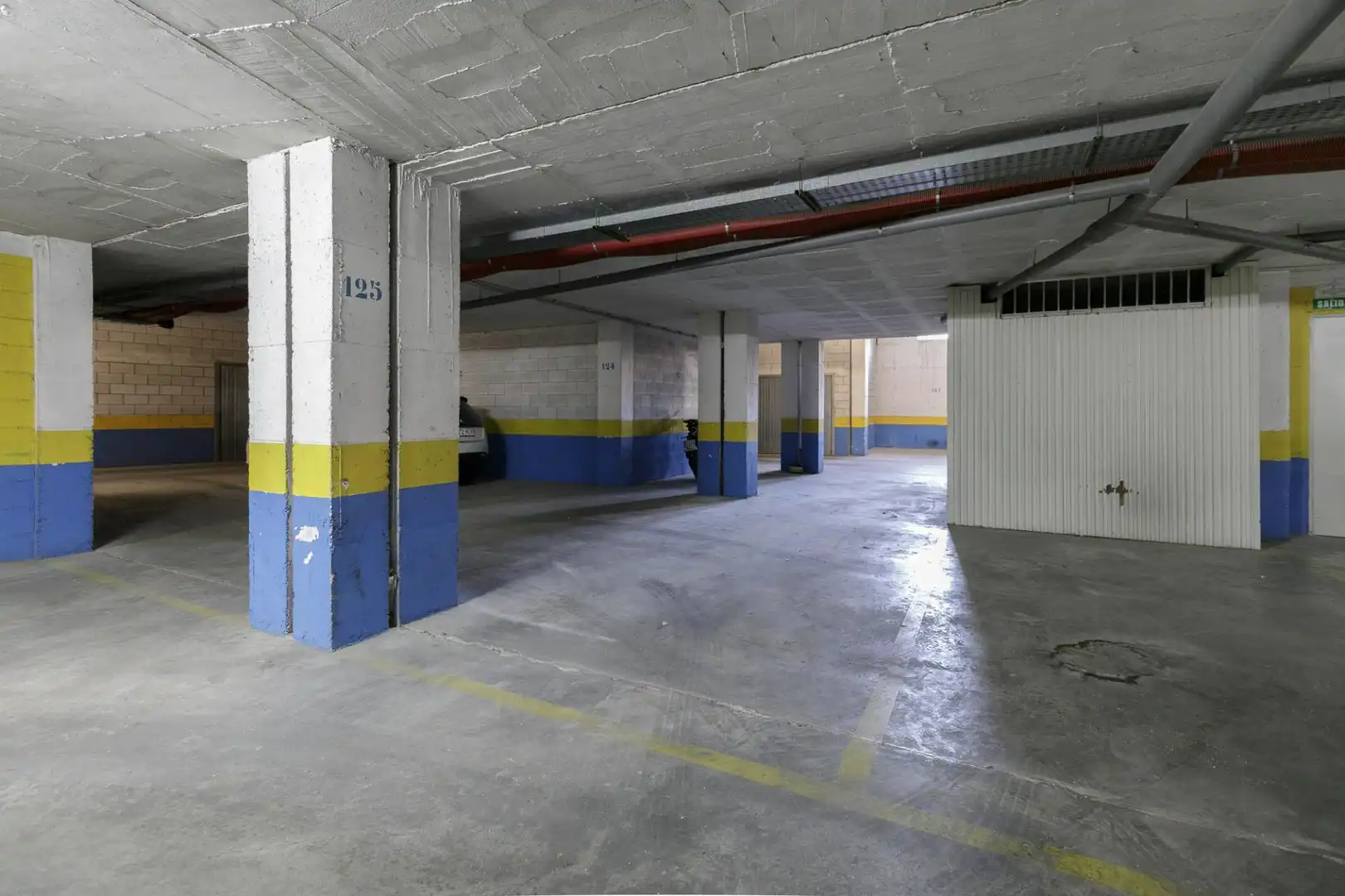 Parking de Piso en venta en Granada con Calefacción, Balcón y Piscina comunitaria