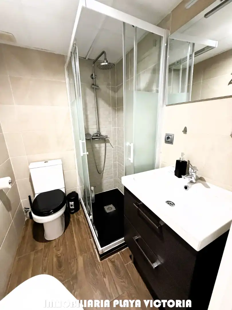 Bathroom of Flat for sale in Cádiz  with Air Conditioner, Oven and Washing machine