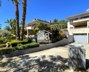 Exterior view of Single-family semi-detached for sale in Arenys de Munt  with Air Conditioner, Terrace and Swimming Pool