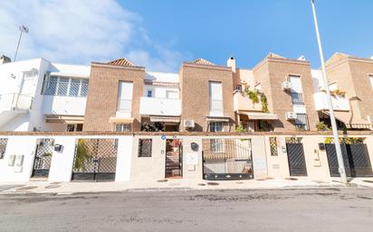 Vista exterior de Casa adosada en venda en Peligros amb Terrassa i Alarma