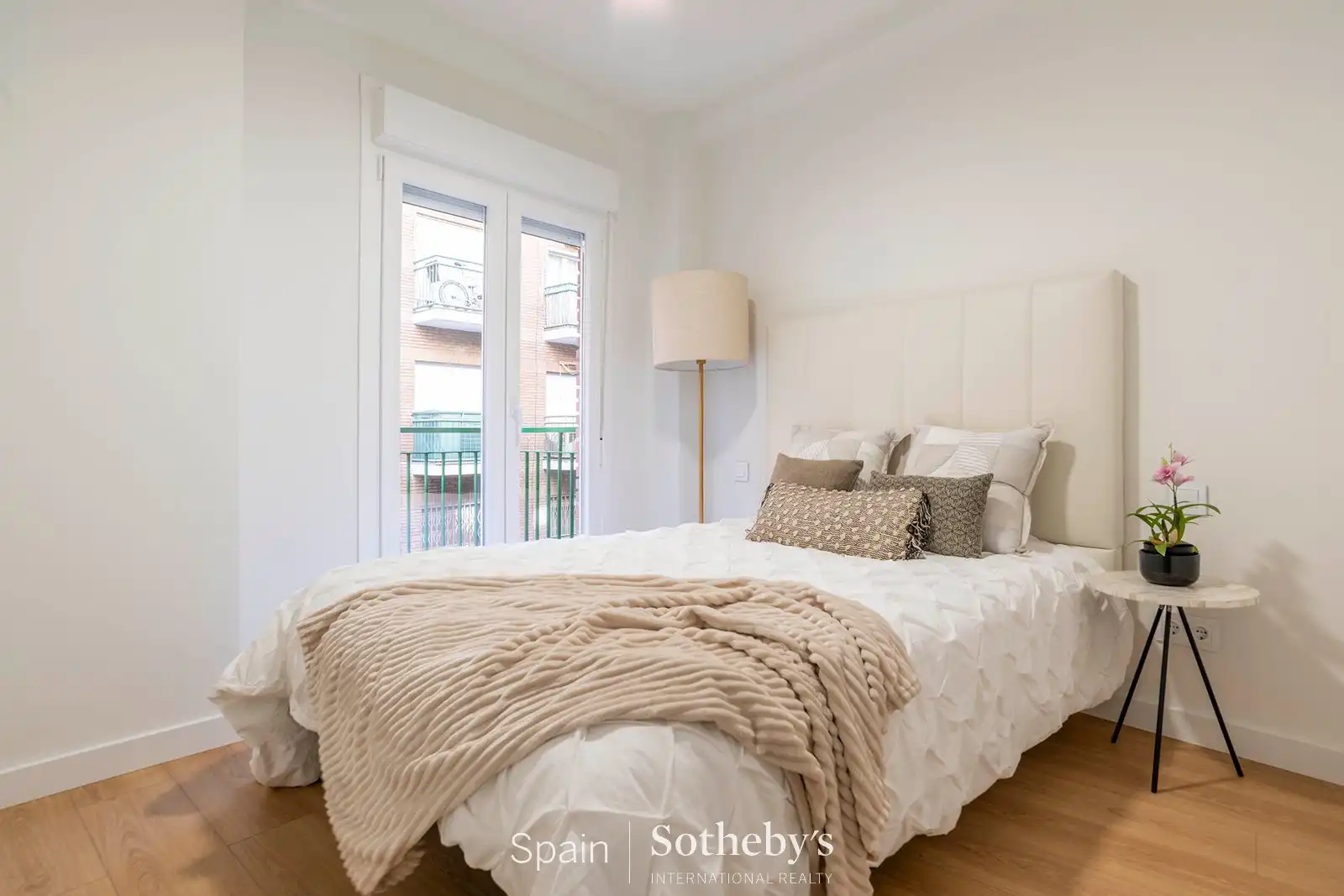 Dormitori de Apartament en venda en Madrid amb Aire condicionat i Terrassa