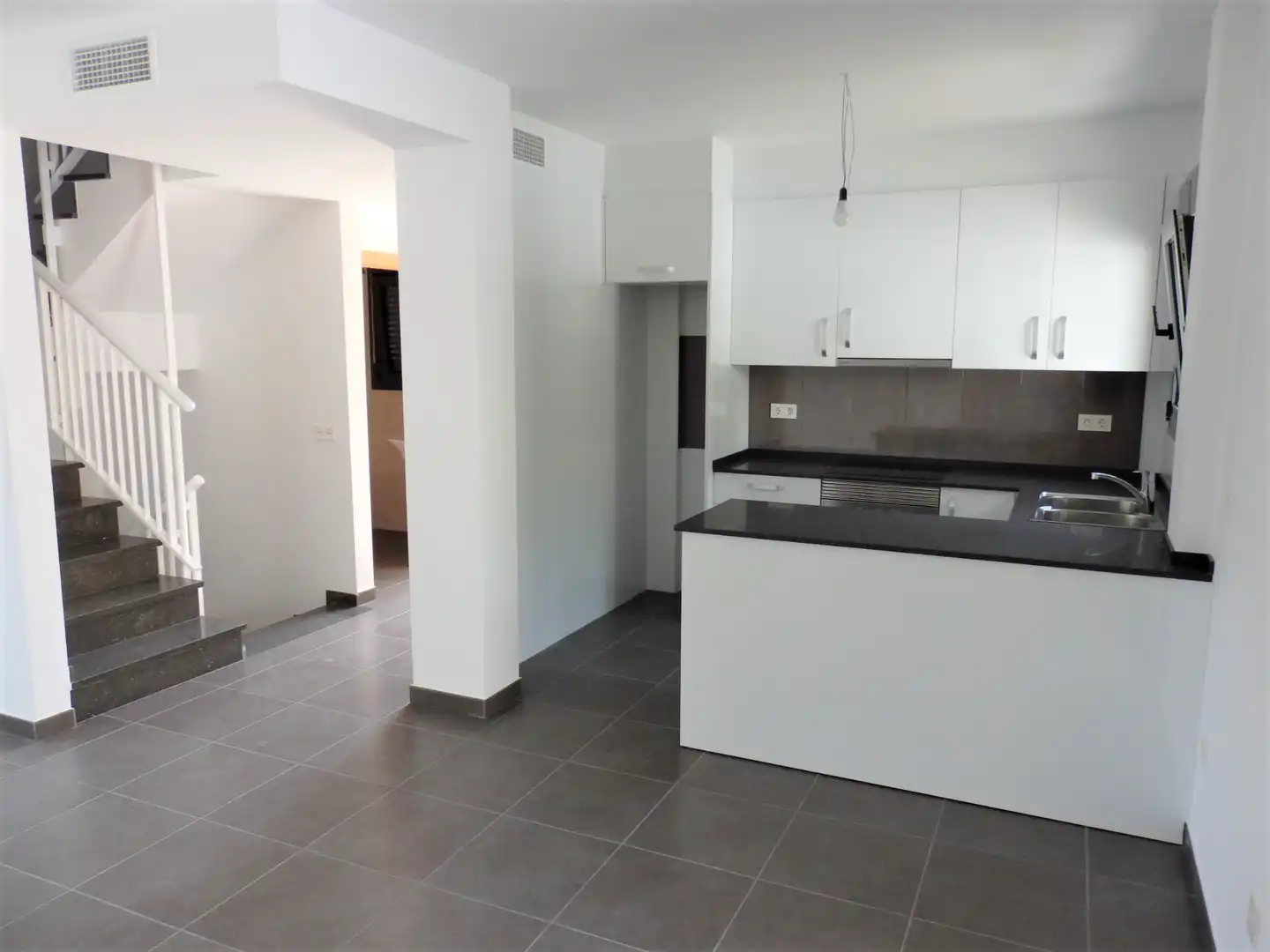 Küche von Einfamilien-Reihenhaus zum Verkauf in Mont-roig del Camp mit Klimaanlage, Privatgarten und Terrasse