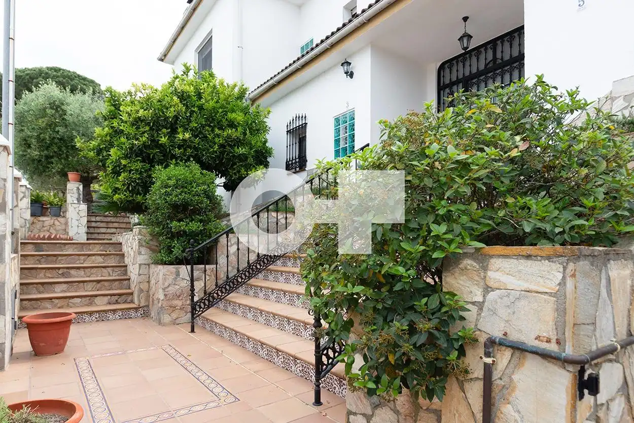 Vista exterior de Casa o xalet en venda en Tordera amb Calefacció, Terrassa i Piscina