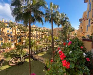 Vista exterior de Pis en venda en Marbella amb Aire condicionat, Jardí privat i Terrassa