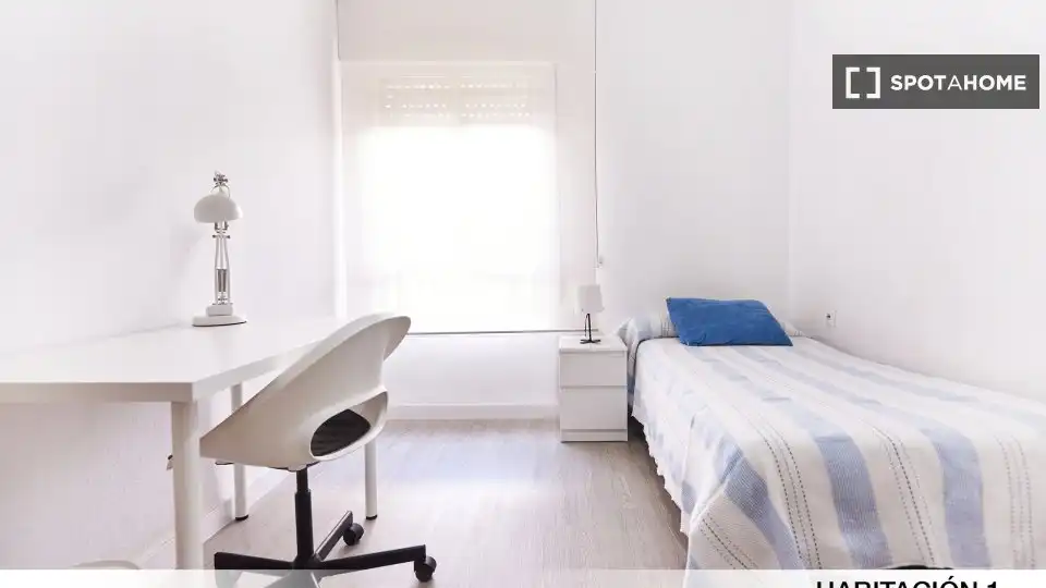 Bedroom of Flat for rent in Sevilla  with Air Conditioner, Heating and Furnished