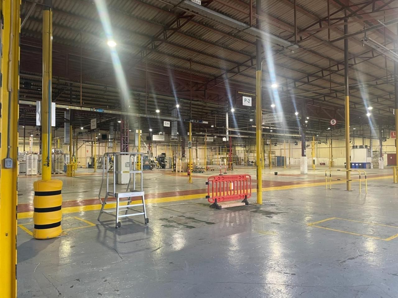 Vista exterior de Nau industrial en venda en Montmeló