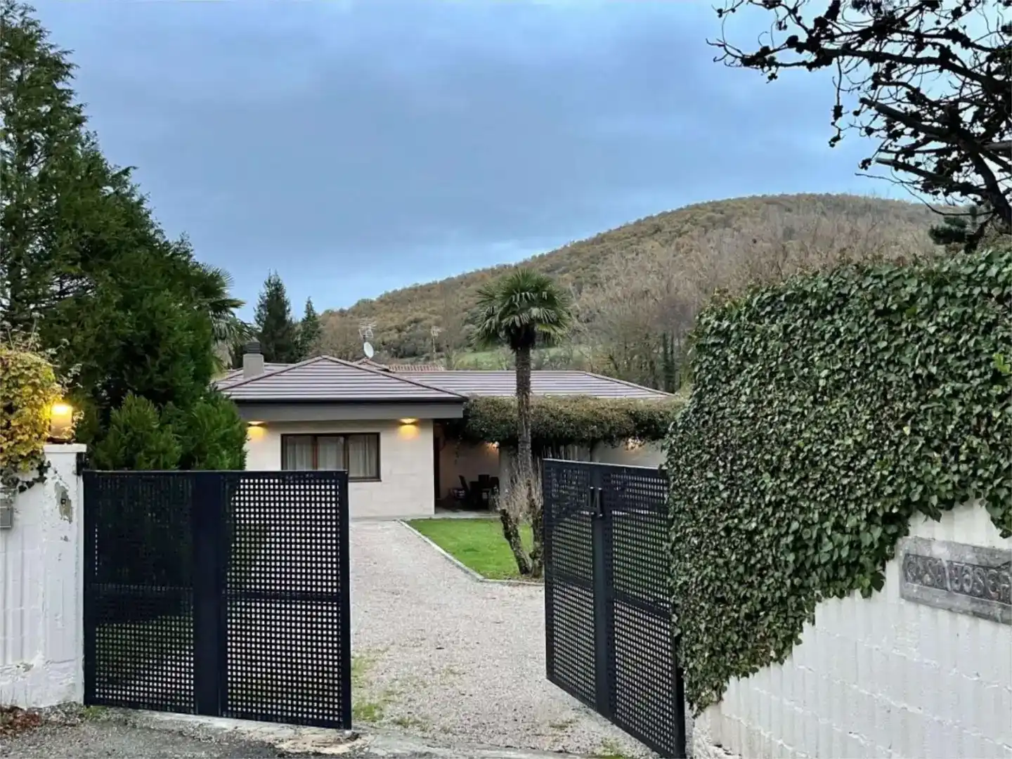 Vista exterior de Pis en venda en Anue amb Jardí privat, Parquet i Moblat