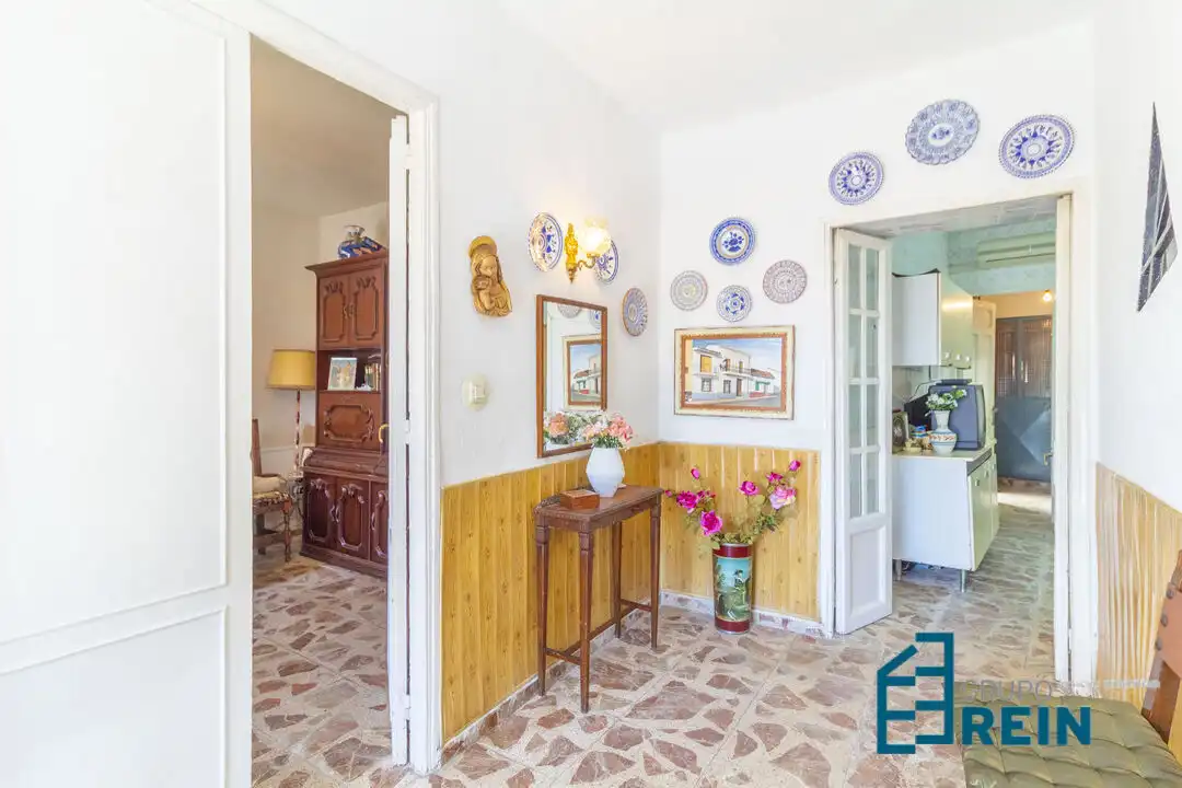 Houses for sale in Carranque  with Air Conditioner, Terrace and Furnished