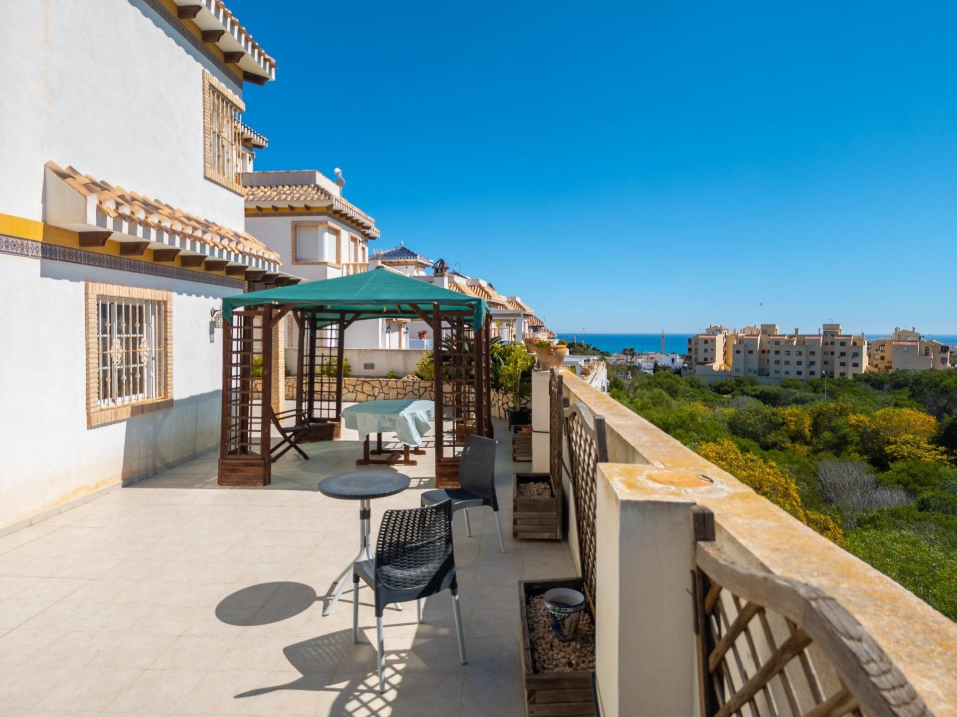 Terrassa de Casa o xalet en venda en Torrevieja amb Aire condicionat, Jardí privat i Terrassa