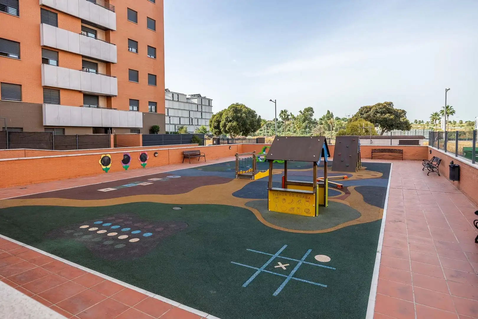 Terrasse von Wohnung zum Verkauf in Dos Hermanas mit Klimaanlage, Terrasse und Abstellraum