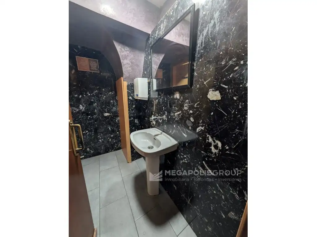 Baño de Local en venta en L'Hospitalet de Llobregat con Aire acondicionado