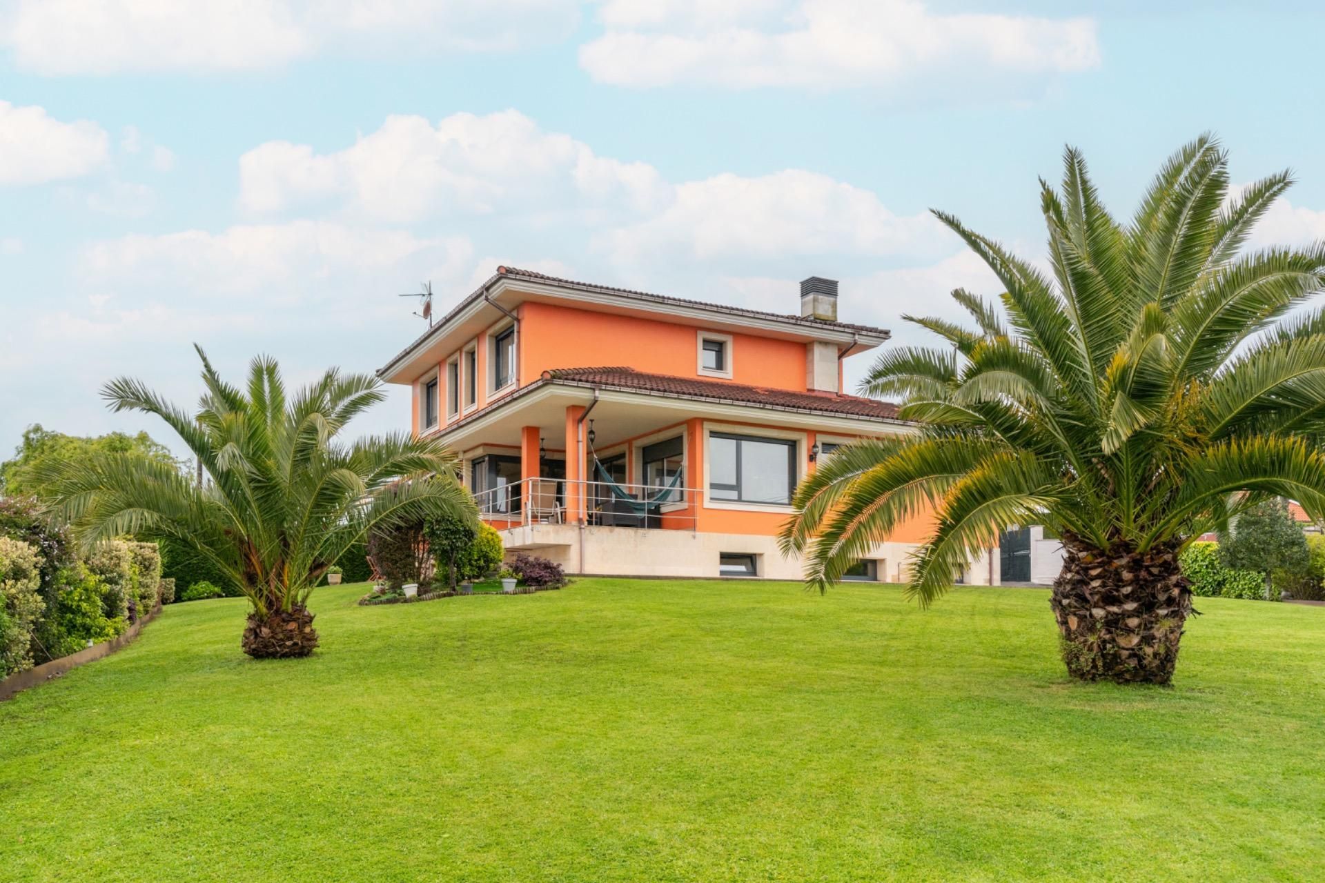 Vista exterior de Casa o xalet en venda en Oviedo  amb Calefacció, Jardí privat i Parquet