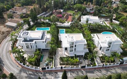 Vista exterior de Casa o xalet en venda en Marbella amb Terrassa i Piscina