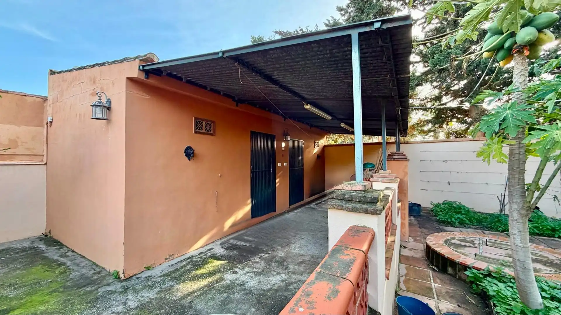 Vista exterior de Casa o xalet en venda en La Línea de la Concepción amb Jardí privat i Piscina