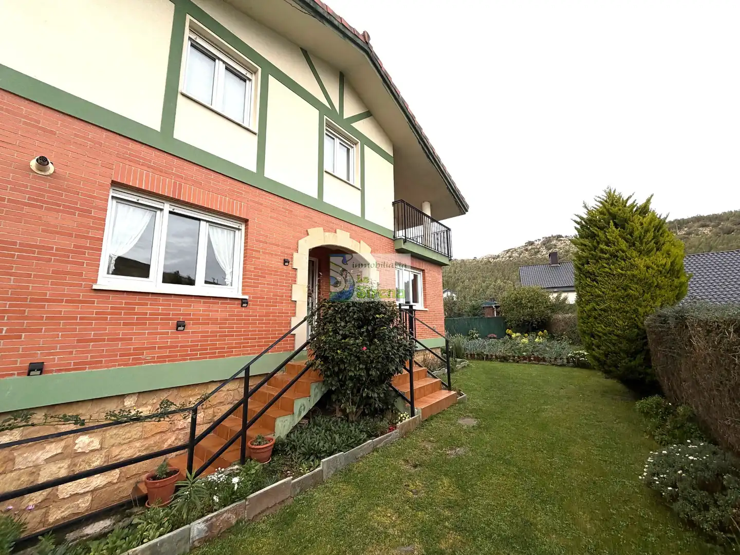 Vista exterior de Casa o xalet en venda en Castro-Urdiales amb Calefacció, Jardí privat i Terrassa