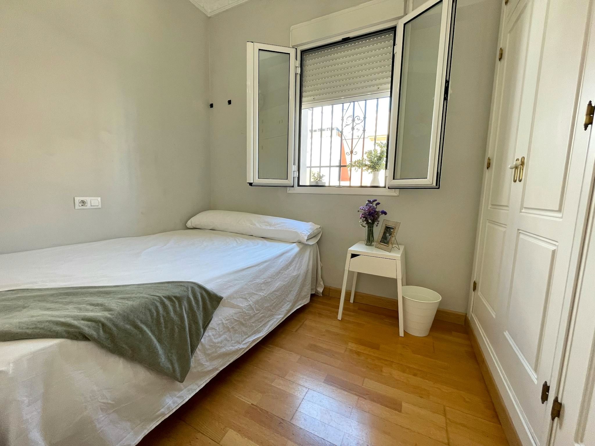 Bedroom of Flat to share in  Sevilla Capital  with Air Conditioner, Private garden and Furnished