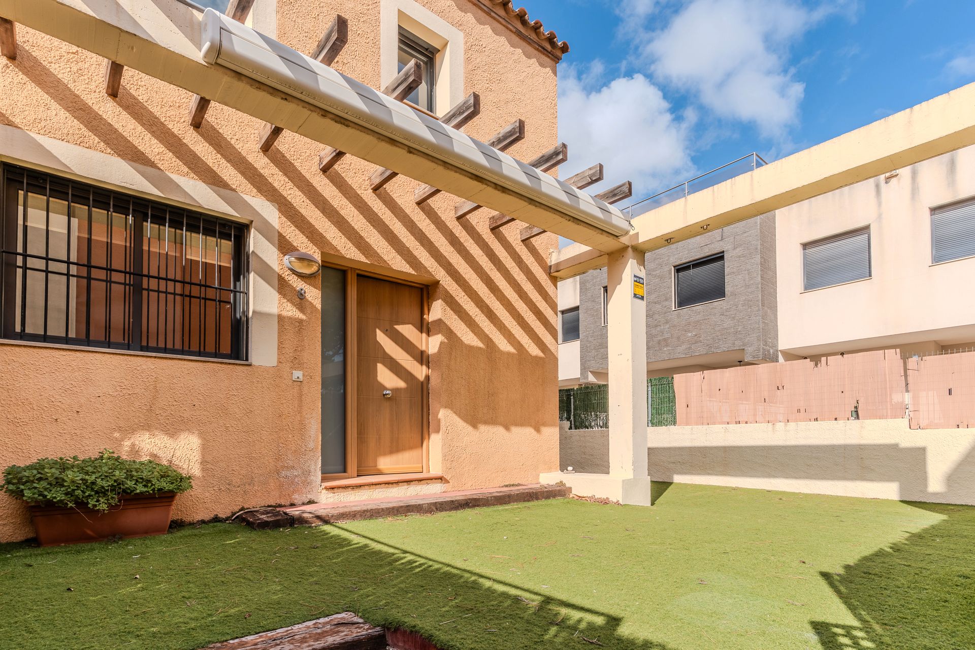 Vista exterior de Casa o xalet en venda en Mont-roig del Camp amb Aire condicionat, Calefacció i Jardí privat