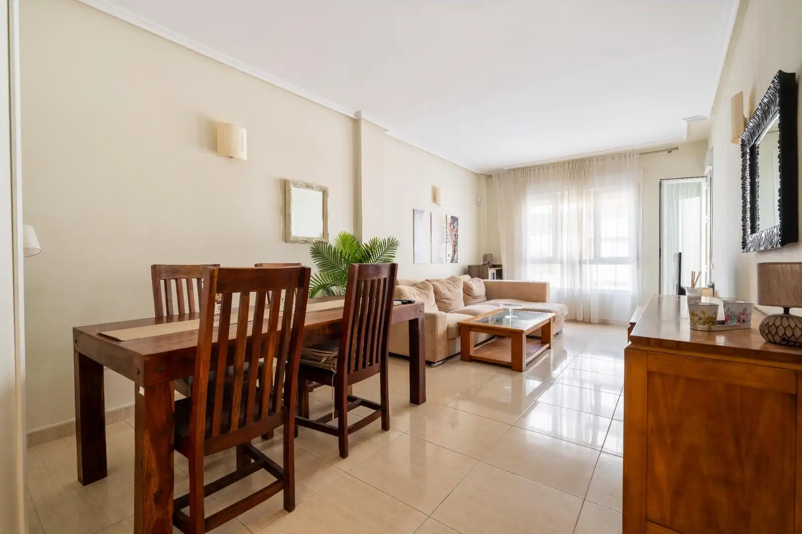 Sala d'estar de Pis en venda en Roquetas de Mar amb Aire condicionat, Jardí privat i Terrassa