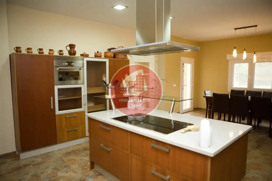Cuina de Casa o xalet en venda en Pontevedra Capital  amb Jardí privat, Terrassa i Moblat