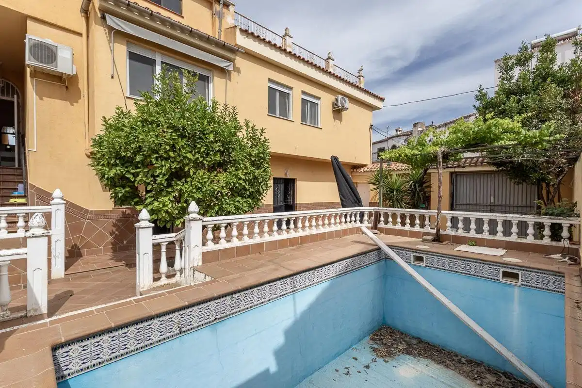 Chalet con terraza en venta en Ogíjares
