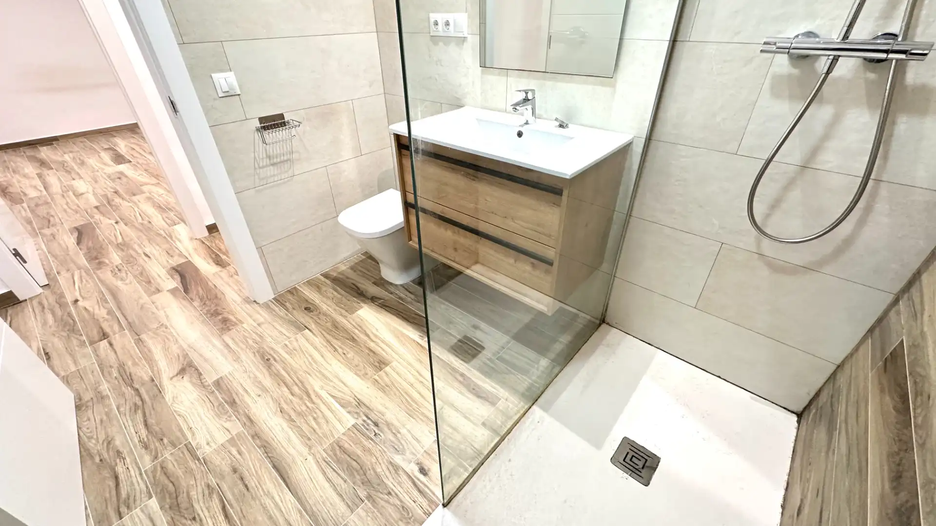 Baño de Planta baja en venta en Barcelona con Aire acondicionado, Calefacción y Parquet