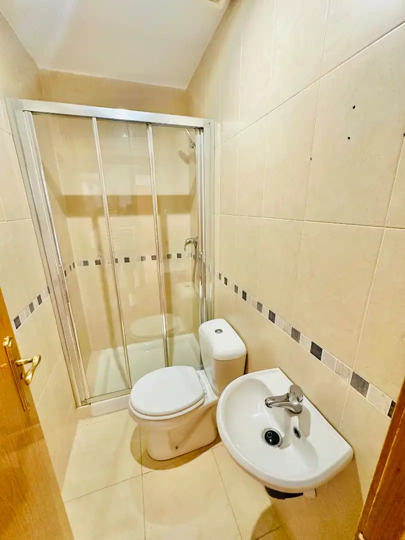 Bathroom of Flat for rent in Granada  with Air Conditioner, Heating and Parquet flooring
