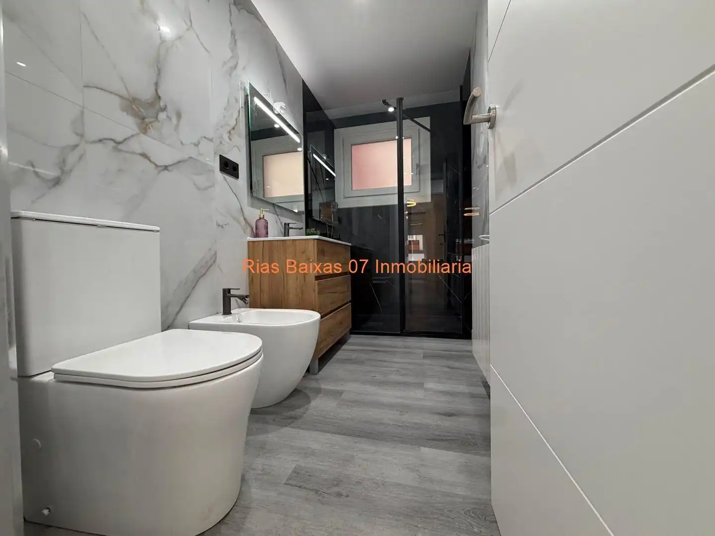 Baño de Piso en venta en Vigo  con Calefacción, Terraza y Trastero