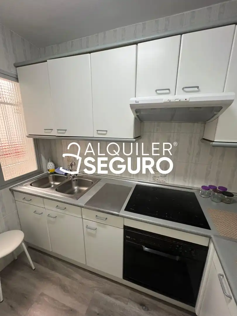 Cuina de Pis de lloguer en Madrid amb Aire condicionat, Calefacció i Moblat