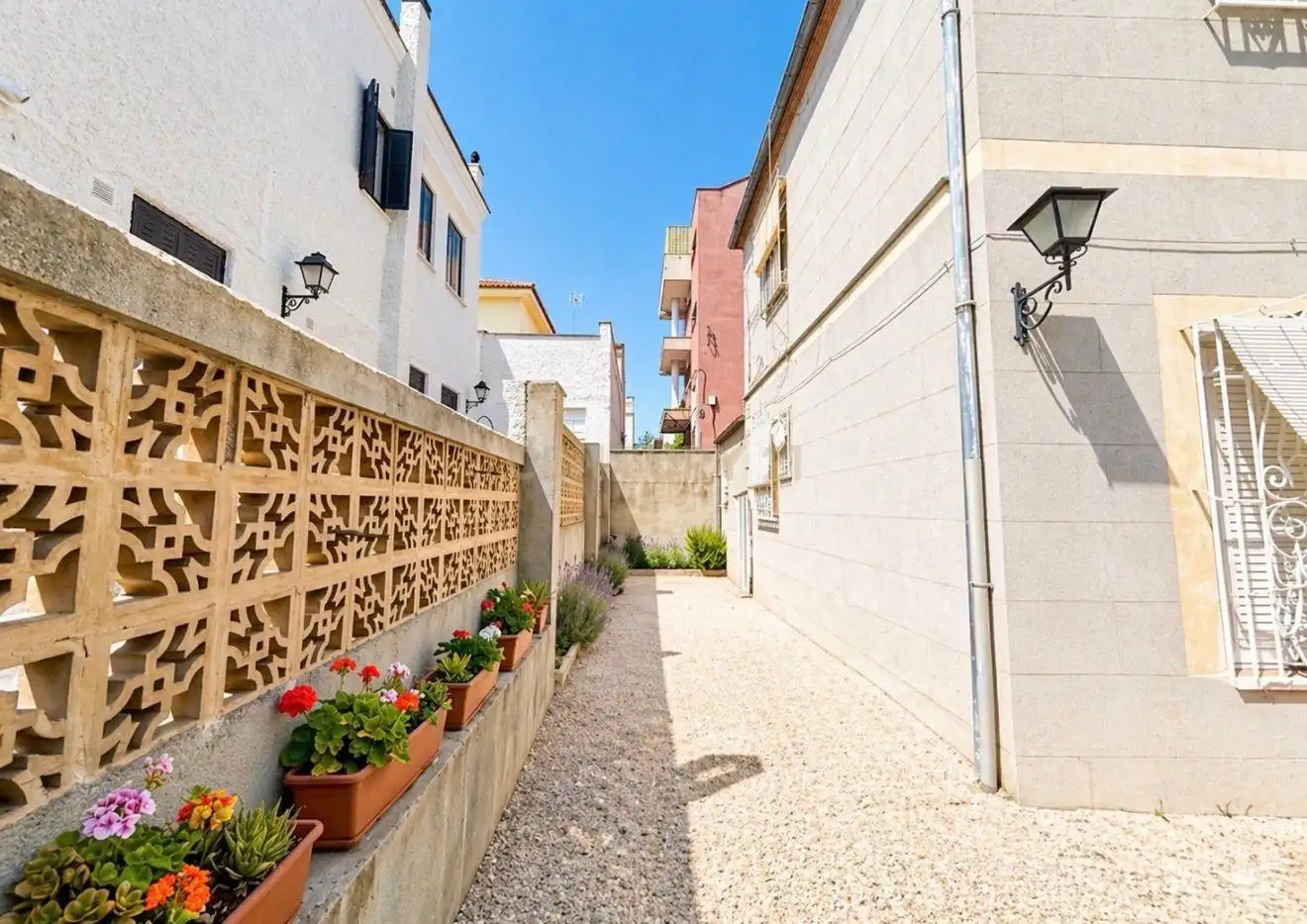 Exterior view of Houses for sale in Madrid  with Air Conditioner, Private garden and Storage room