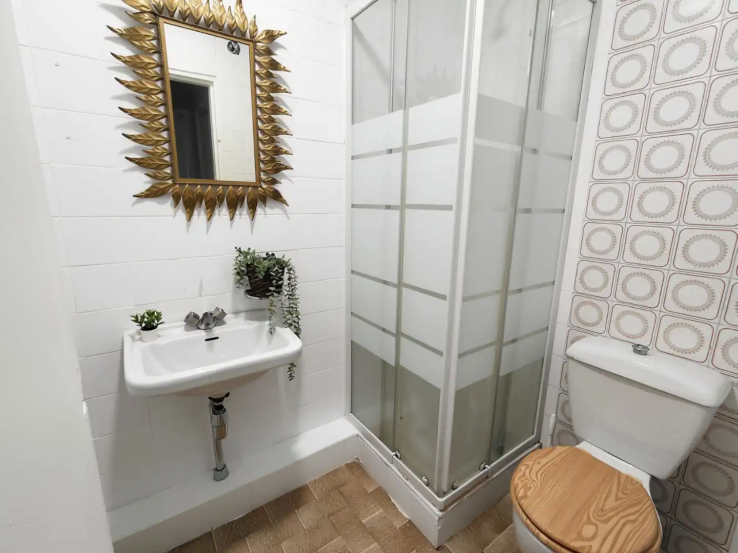 Bathroom of Flat for share in Guadalajara  with Heating, Parquet flooring and Furnished
