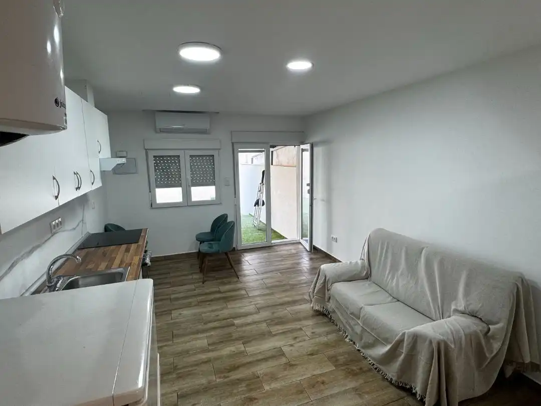 Sala d'estar de Estudi de lloguer en Orihuela amb Aire condicionat, Jardí privat i Terrassa