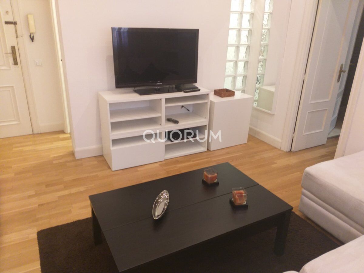 Sala d'estar de Apartament en venda en Bilbao  amb Calefacció i Parquet
